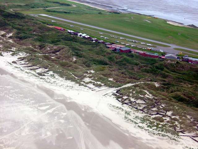 Hier der Flugplatz mit der Piste 08/26 und ein Blick auf den Strand
